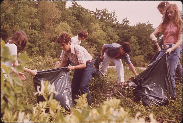 Students_pick_up_trash_along_roadside_-_nara_-_543927 La Fourmilière