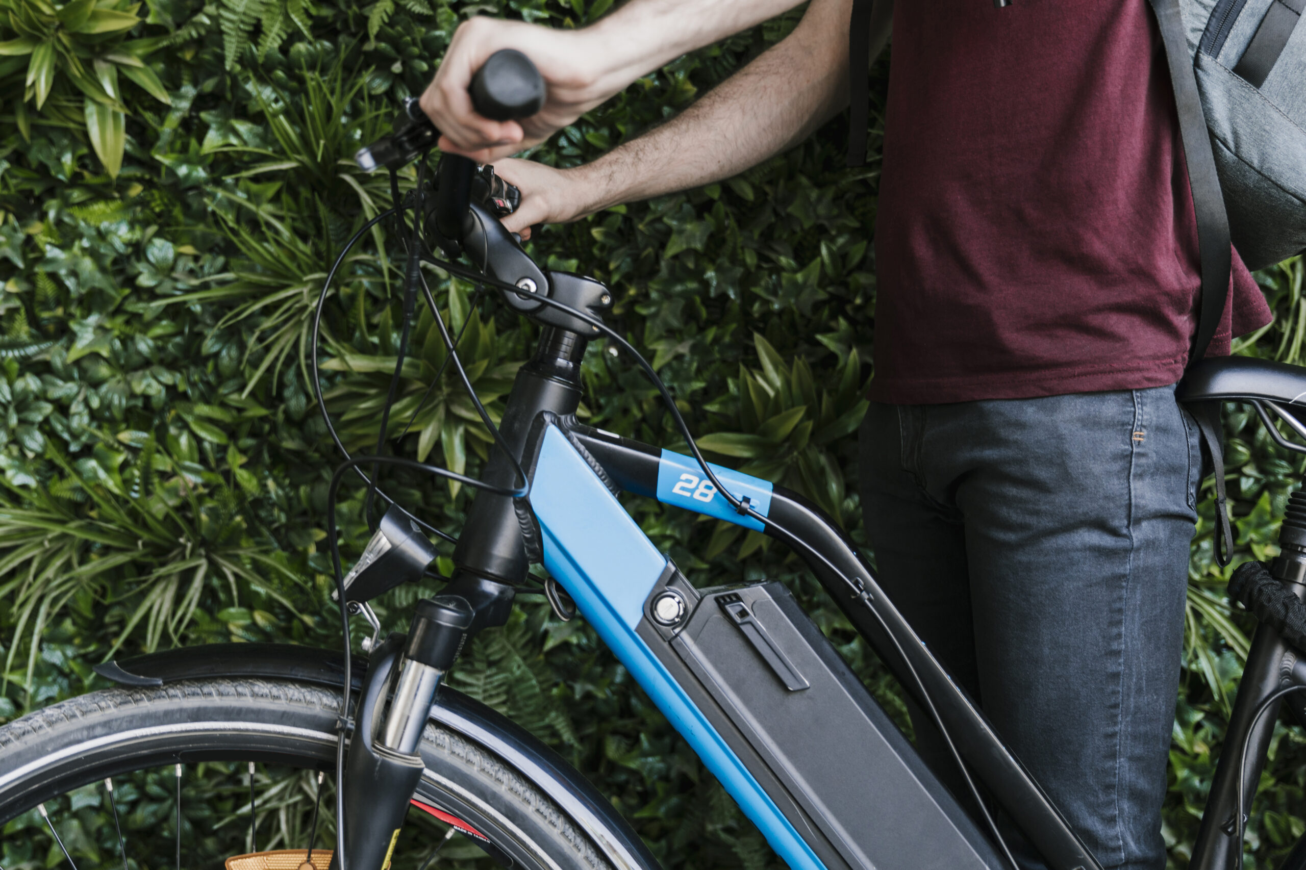 Gros-plan-cycliste-tenue-e-bike-mur-vert-fond La Fourmilière