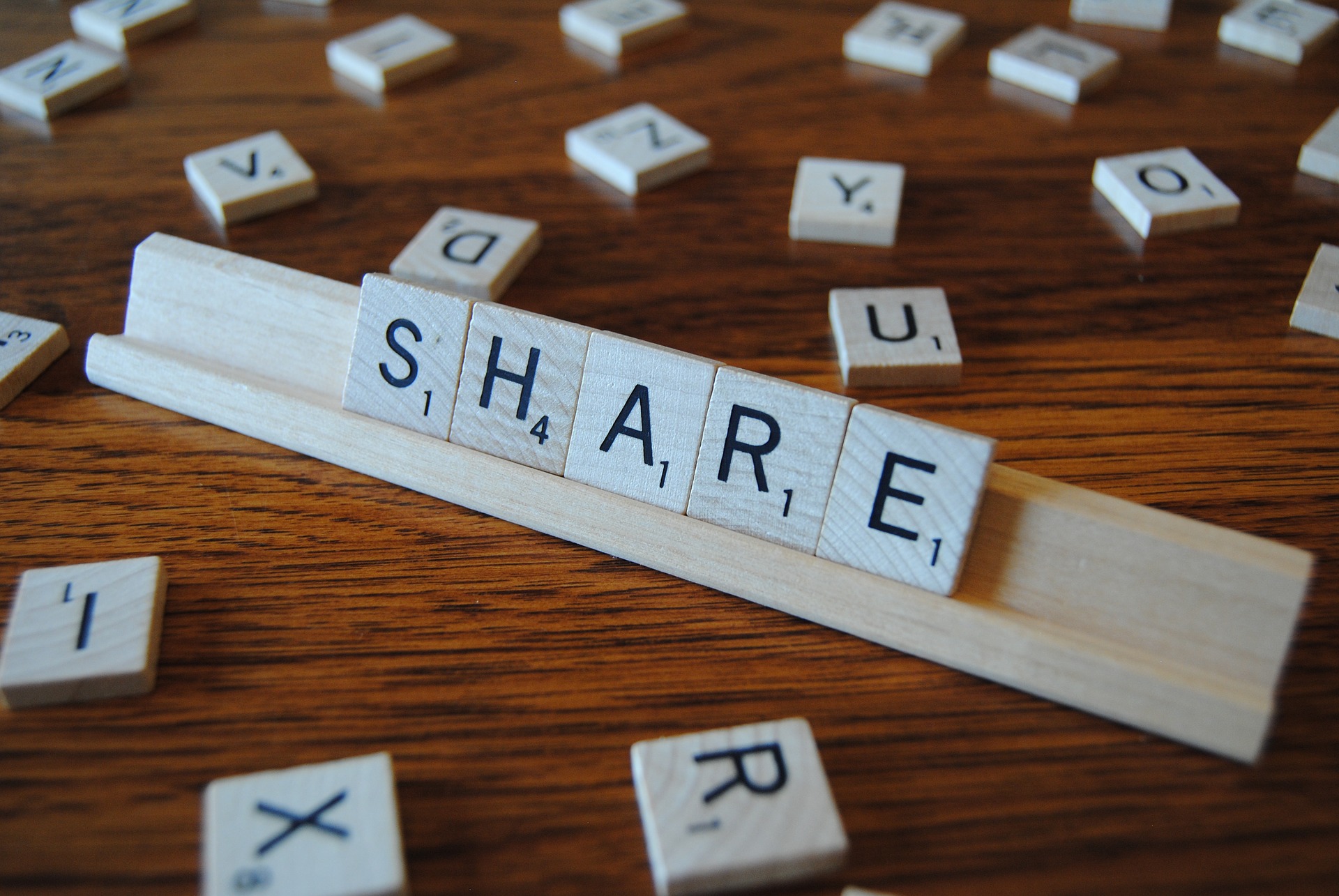 Share-2482016_1920 La Fourmilière